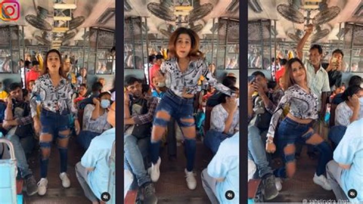 Group of girls dance inside a train, netizens call it 'cringe pro max'