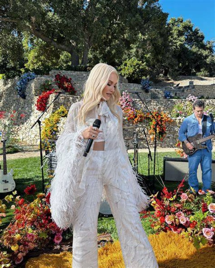 Gwen Stefani’s Glamorous Garden Drama- Blooms, Nails, and Hollywood Intrigue!