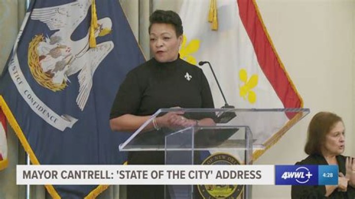 Mayor LaToya Cantrell shows you how to Dougie at parade