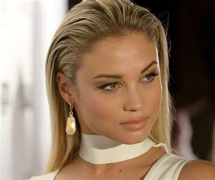 
Rose Bertram Bio, Net Worth, Height, Boyfriend, Body, Affair, Married & Ethnicity