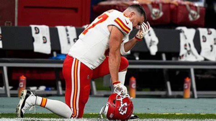 Shocking Travis Kelce Injury Update! Chiefs Star’s Knee Hyperextended – What’s Next?
