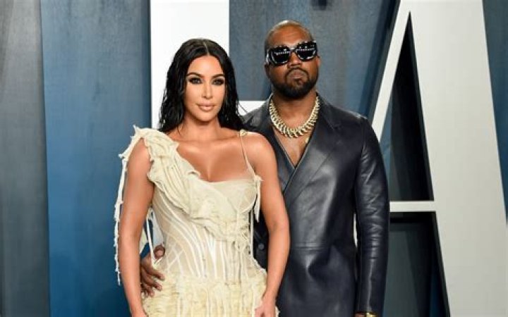 So, just who is Kanye’s 22-year-old model girlfriend, Vinetria?