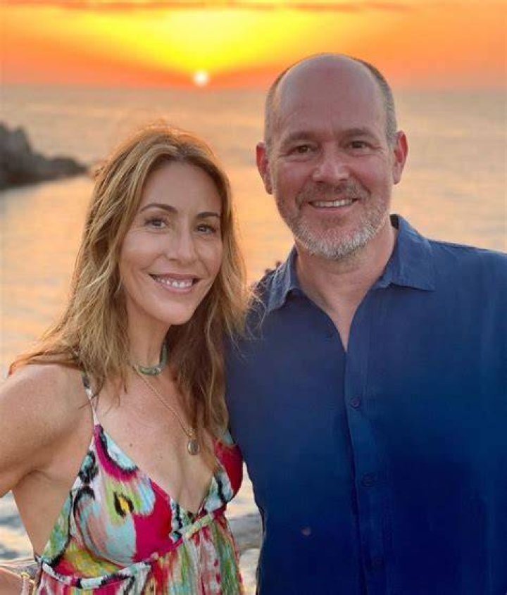 
Suzy Shuster Bio, Wiki, Salary, Net Worth & Husband